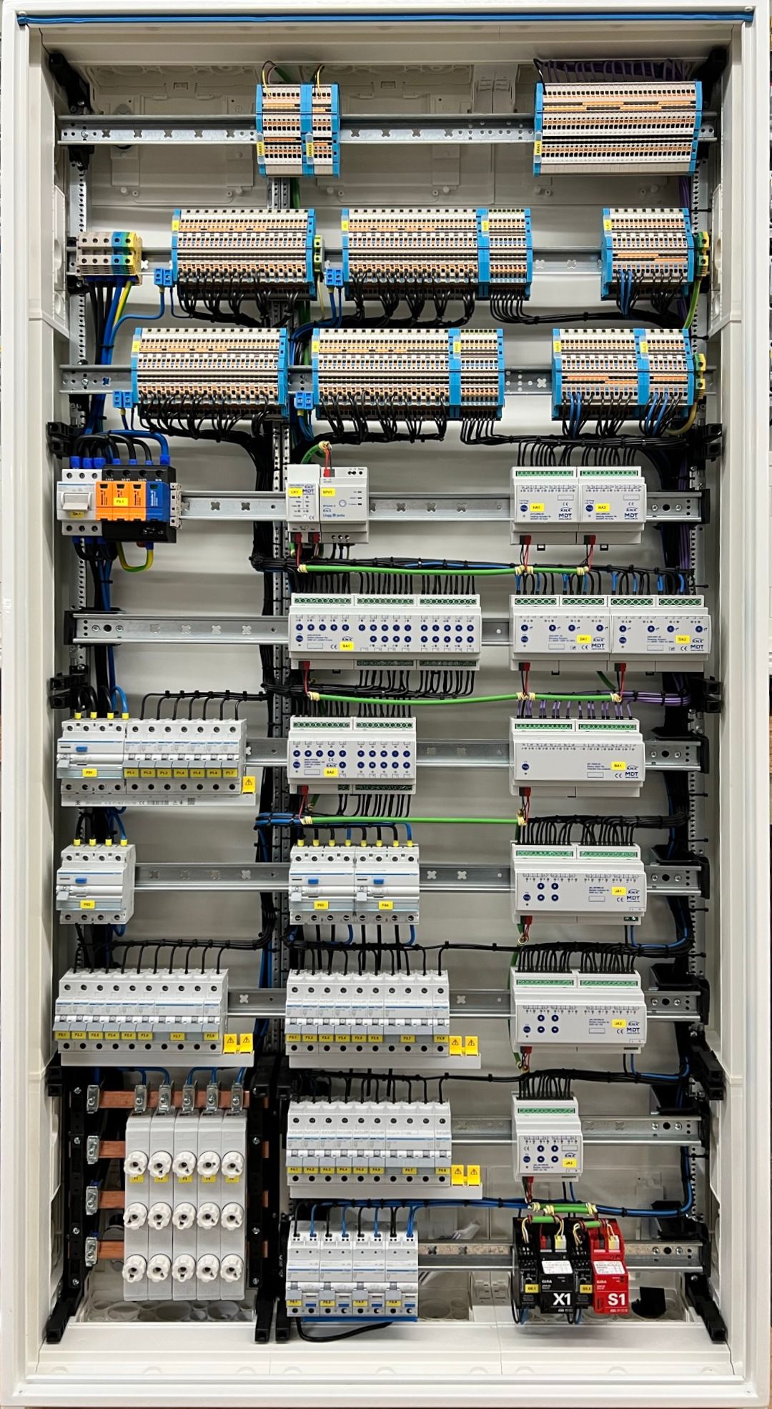elektroland24 E24-KNX-3.1-SV Komplettschrank bestückt, KNX Standardverteiler, 1550x800x205mm, SK II, IP44