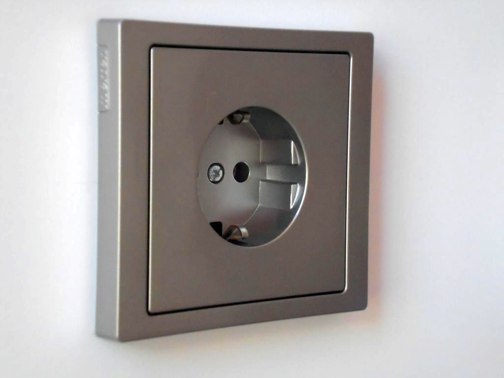 Merten MEG2301-6036 Schutzkontakt-Steckdose, Steckklemmen, System Design, Edelstahl