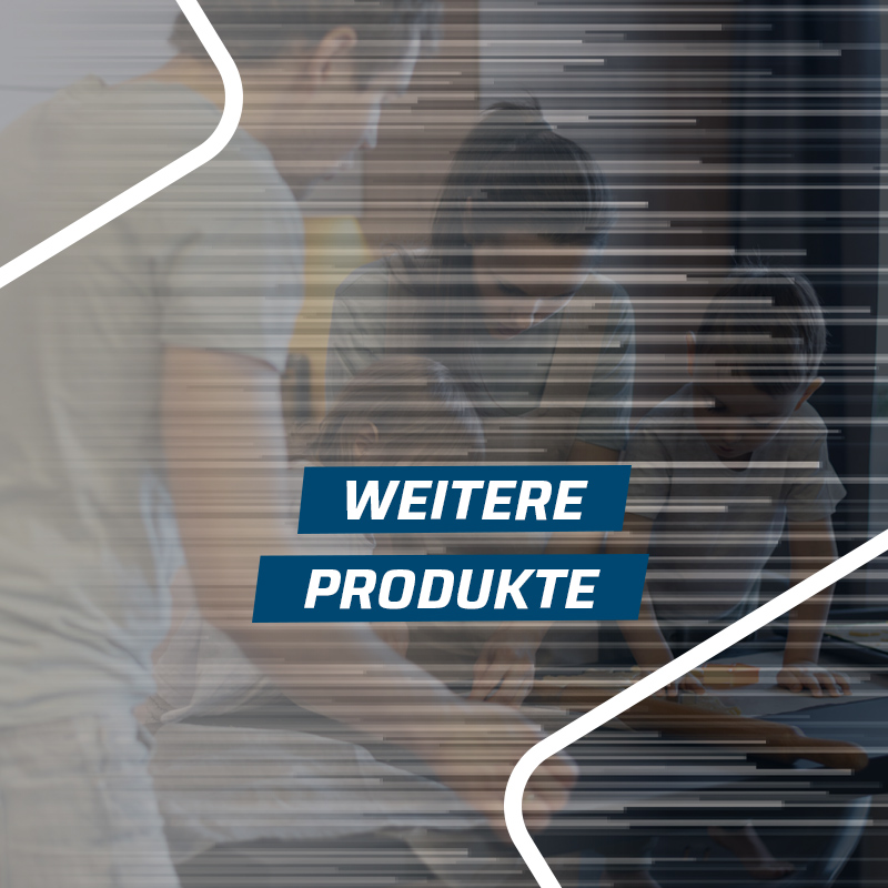 Eine Familie steht am Tisch und ist kreativ