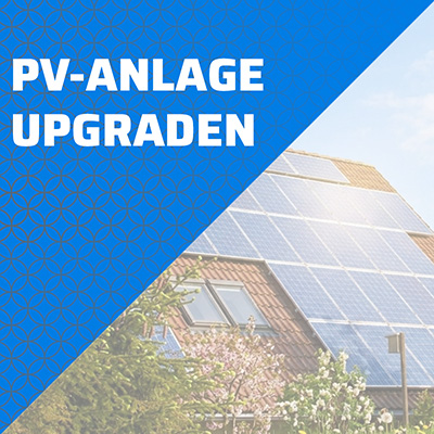 Kachel für die Navigation zum Bereich PV-Anlage upgraden, illustriert mit Solarmodulen auf einem Ziegeldach.