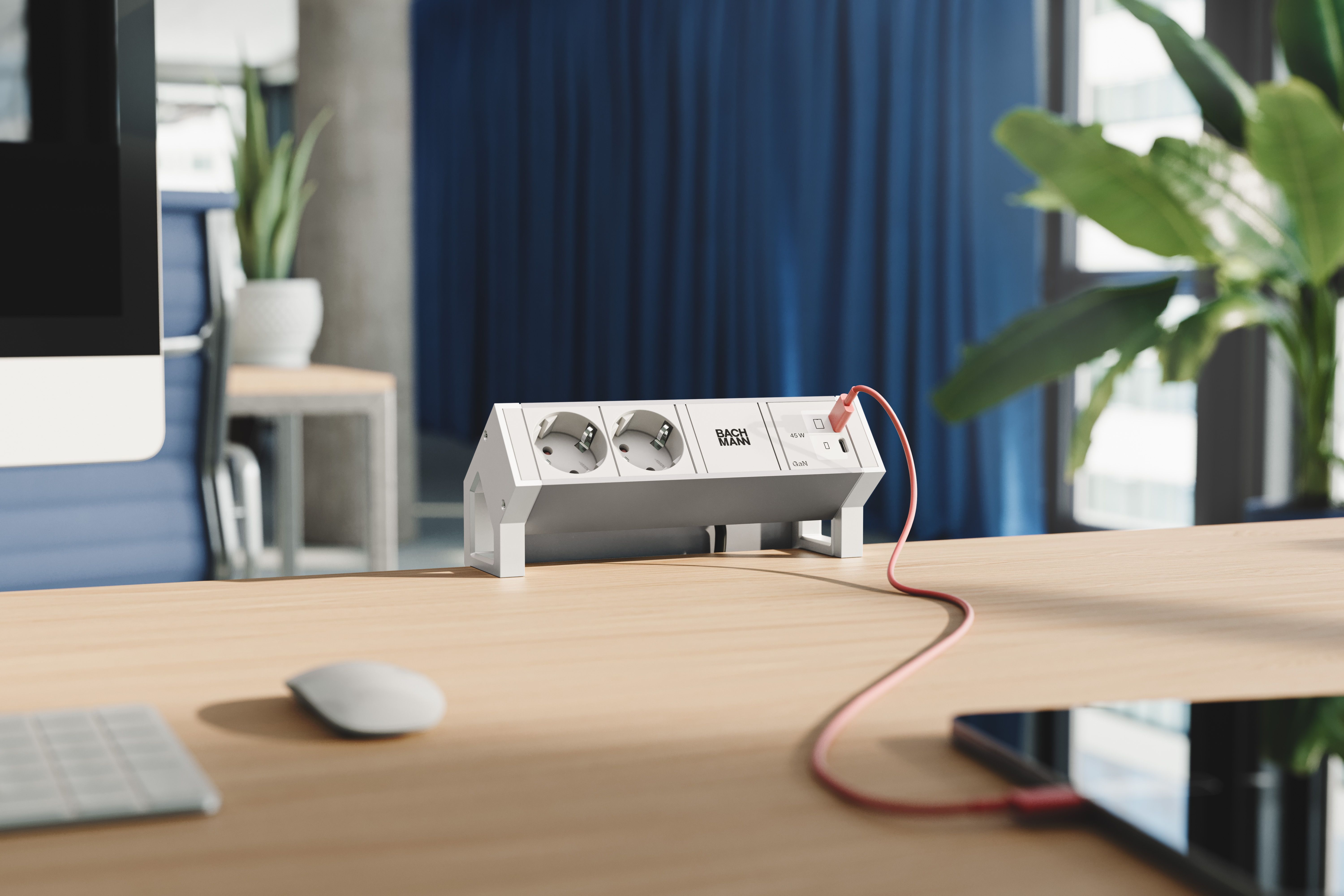Bachmann BM0022042 Steckdosenleiste DESK2, 2x Schutzkontaktsteckdose, 1x USB C/C 45 W, 0,2 m GST18, inklusive Haltewinkel, aluminium/weiß