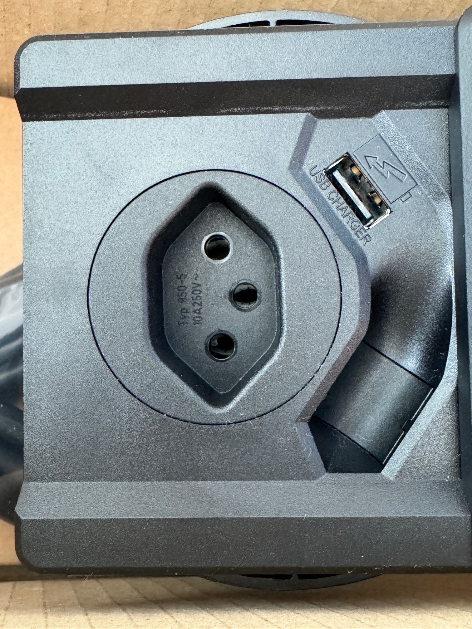 B-Ware EVOline® 159270006000 Tisch-Einbausteckdose Typ J Square80 mit Qi-Ladestation + USB , für die Länder Schweiz und Liechtenstein
