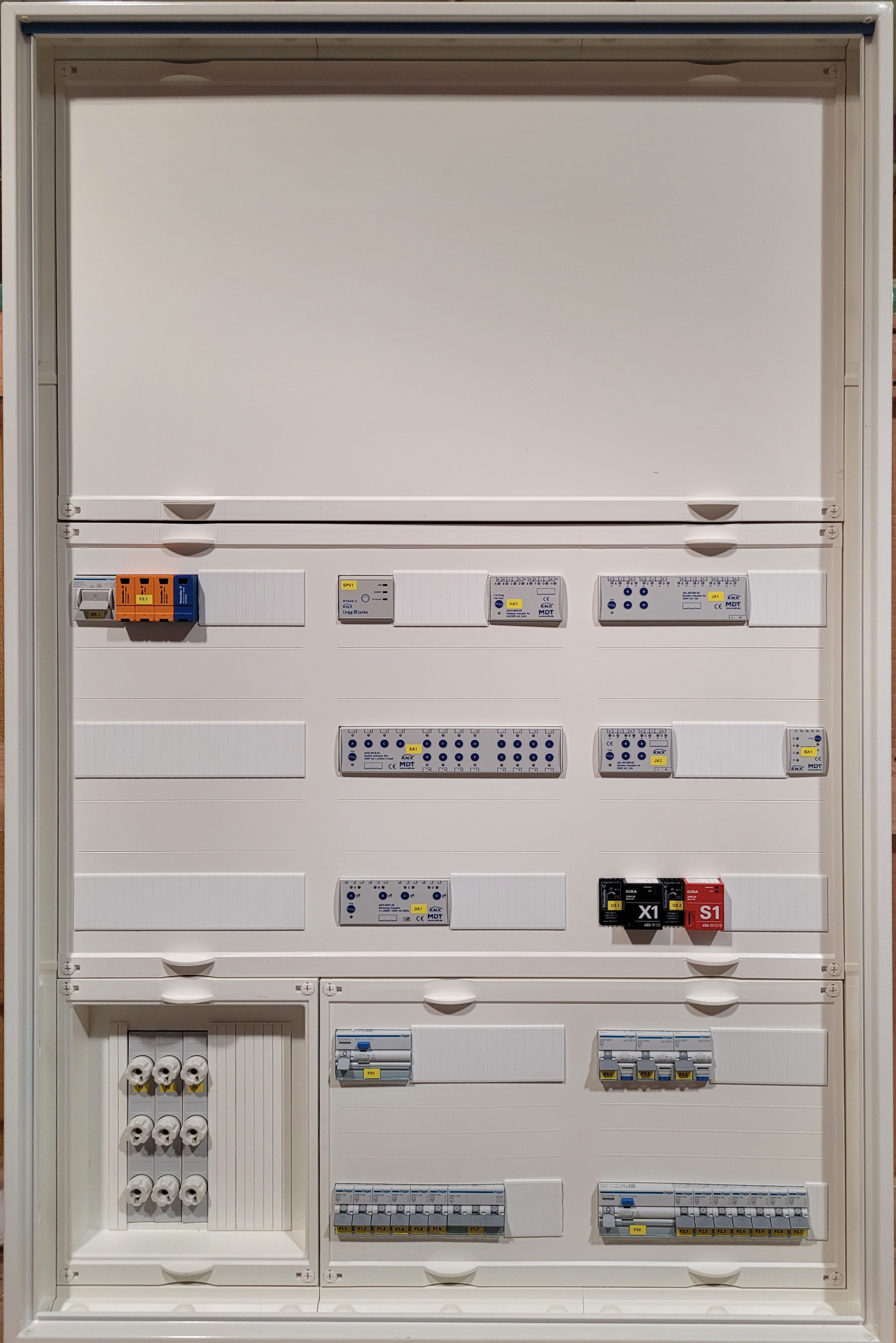 elektroland24 E24-KNX-1.1-SV Komplettschrank bestückt, KNX Standardverteiler, 1250x800x205mm, SK II, IP44