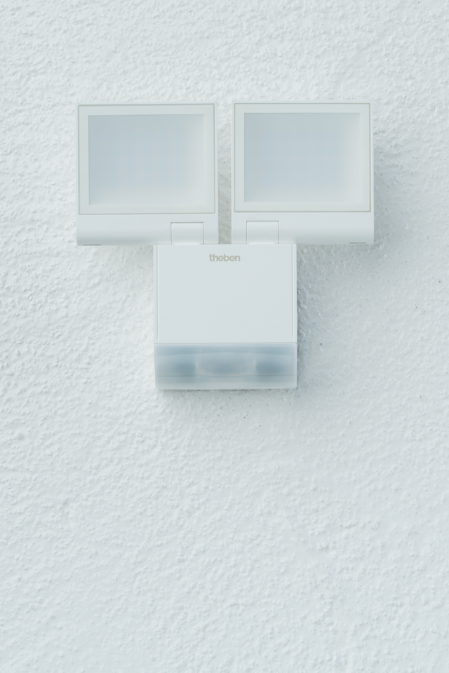 Theben 1020802 theLeda S17-100 WH LED-Strahler 17 W mit Bewegungsmelder 180°, weiß