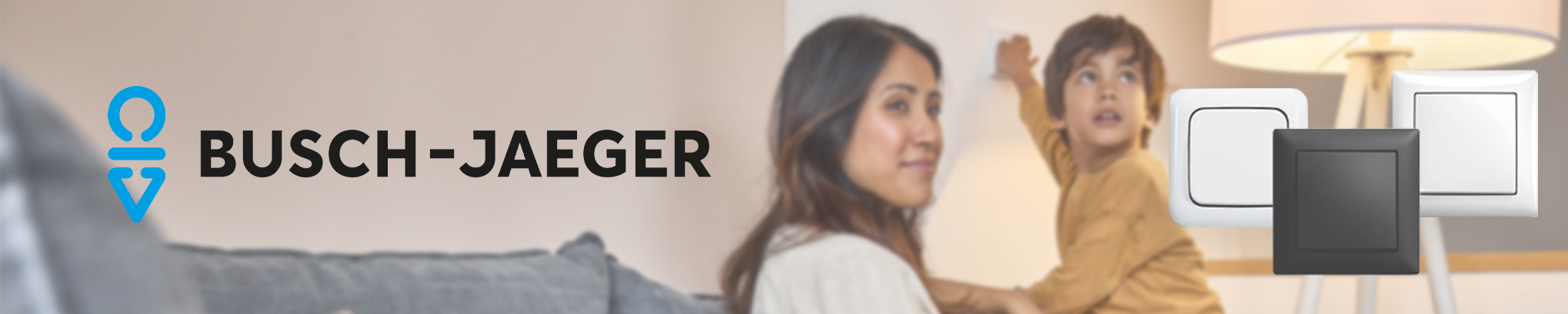 Busch-Jaeger Banner mit Logo, einer Mutter und einem Kind im Hintergrund. Im Vordergrund werden drei verschiedene Lichtschalter-Modelle in Weiß und Anthrazit präsentiert.