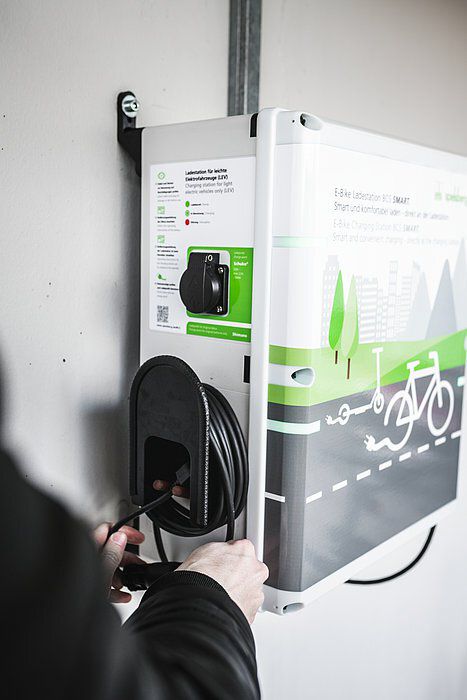 Spelsberg 58112201 E-Bike Ladestation mit 4 Ladepunkten, 2x Schutzkontakt-Steckdose, 1x Shimano, 1x Bosch
