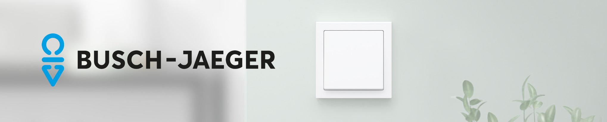 Busch-Jaeger Logo links auf einem hellgrauen Verlauf, rechts ein quadratischer, weißer Lichtschalter vor einer hellen Wand mit angedeuteten Pflanzenblättern im Vordergrund.