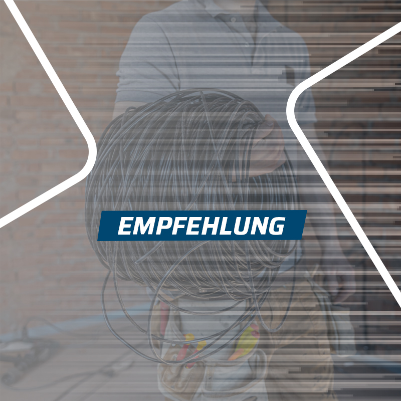 Ein Mann trägt Kabel um seinen rechten Arm