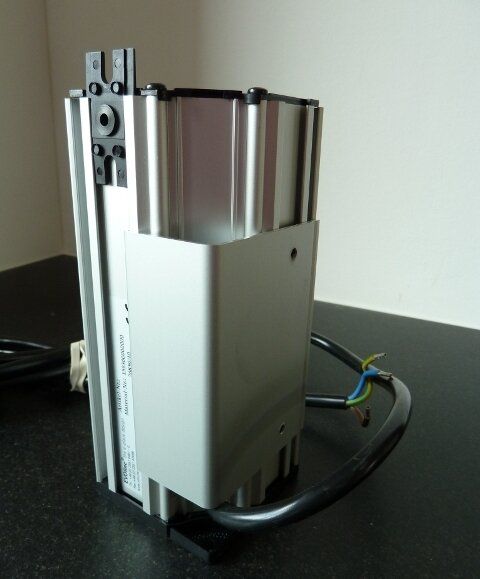 EVOline V-Dock senkrecht mit 3 Steckdosen für die Ecke/Küche