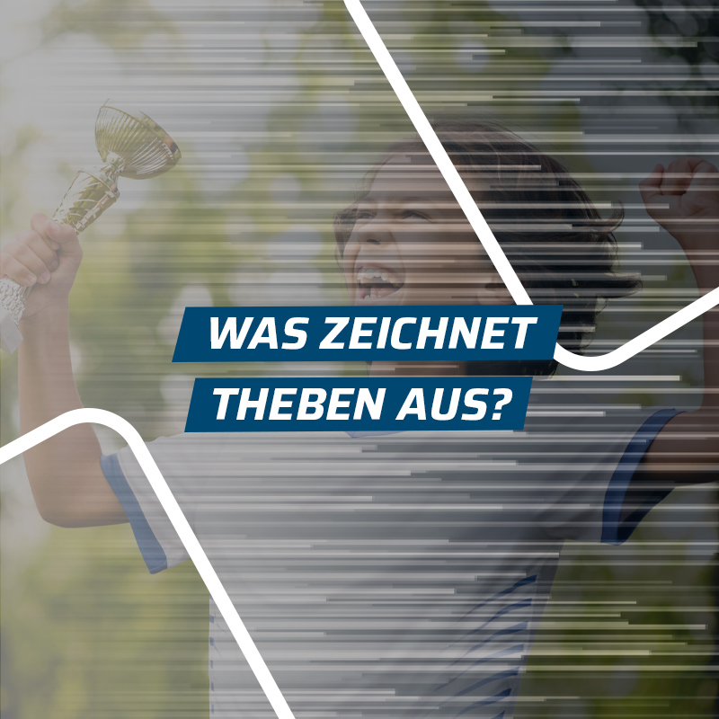 Ein Kind hält einen Pokal in der rechten Hand