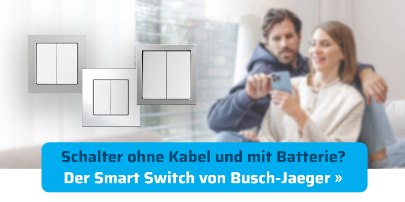 Werbebanner für den Busch-Jaeger Smart Switch. Links sind drei kabellose Schalter in Silber und Weiß abgebildet. Im Hintergrund ein Paar auf dem Sofa. Ein blauer Button fragt: „Schalter ohne Kabel und Batterie? Der Smart Switch von Busch-Jaeger »“.