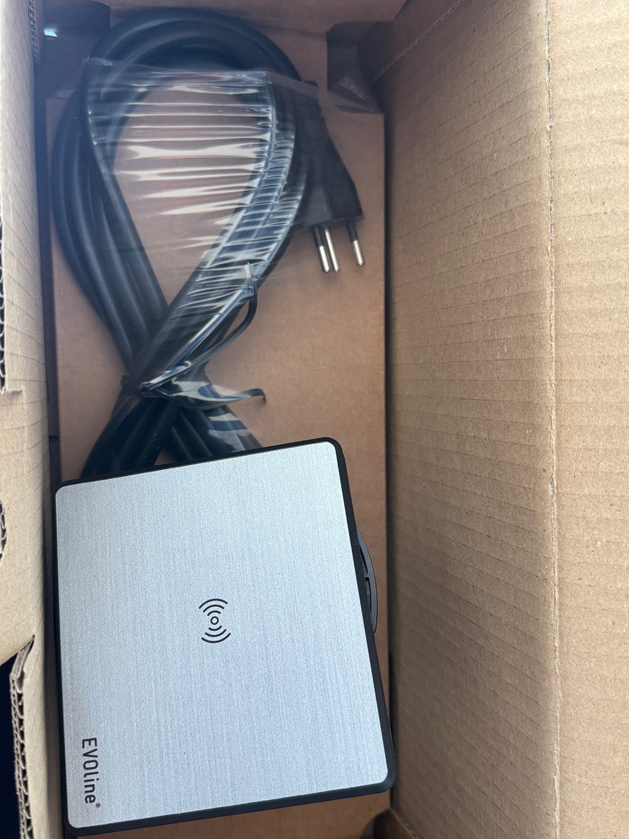 B-Ware EVOline® 159270006000 Tisch-Einbausteckdose Typ J Square80 mit Qi-Ladestation + USB , für die Länder Schweiz und Liechtenstein