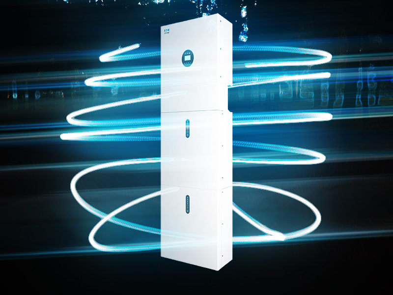 Ein Eaton xStorage Hybrid-Wechselrichter wird von Licht umkreist
