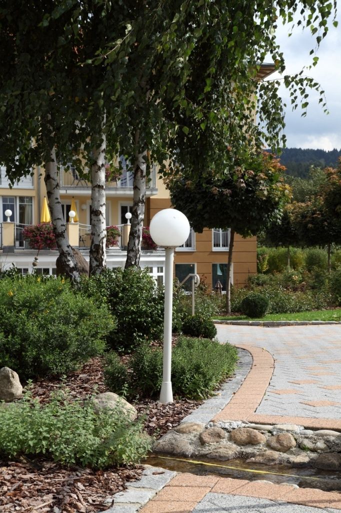 Albert 682053 Wegeleuchte, Höhe 1,25m, weiß, Kugel Kristallglas