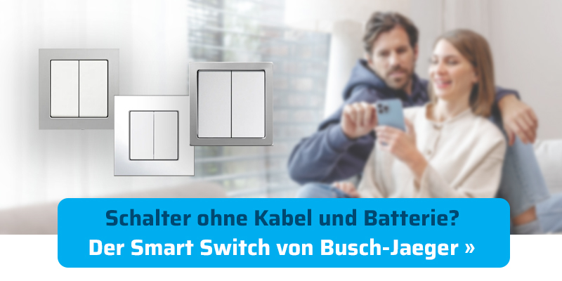 Werbebanner für den Busch-Jaeger Smart Switch. Links sind drei kabellose Schalter in Silber und Weiß abgebildet. Im Hintergrund ein Paar auf dem Sofa. Ein blauer Button fragt: „Schalter ohne Kabel und Batterie? Der Smart Switch von Busch-Jaeger »“.