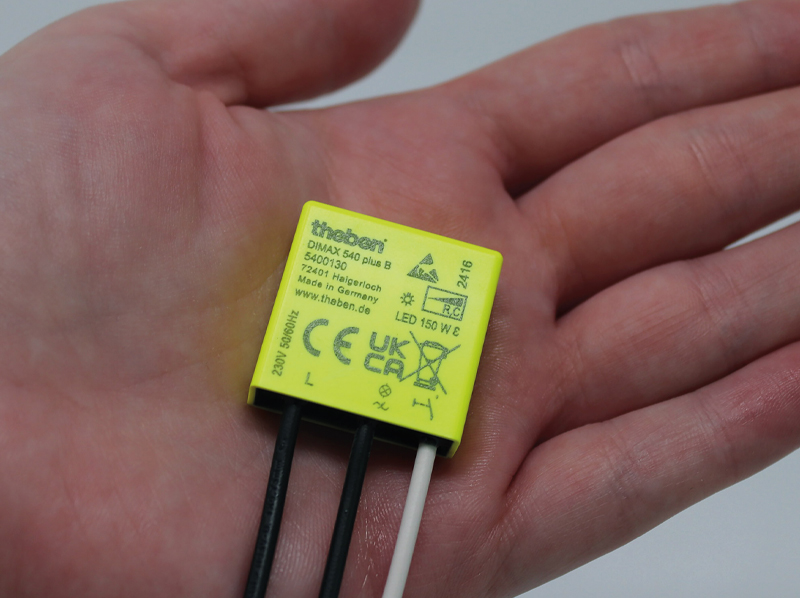Unterputz-Dimmer DIMAX 540 plus B auf einer Handfläche