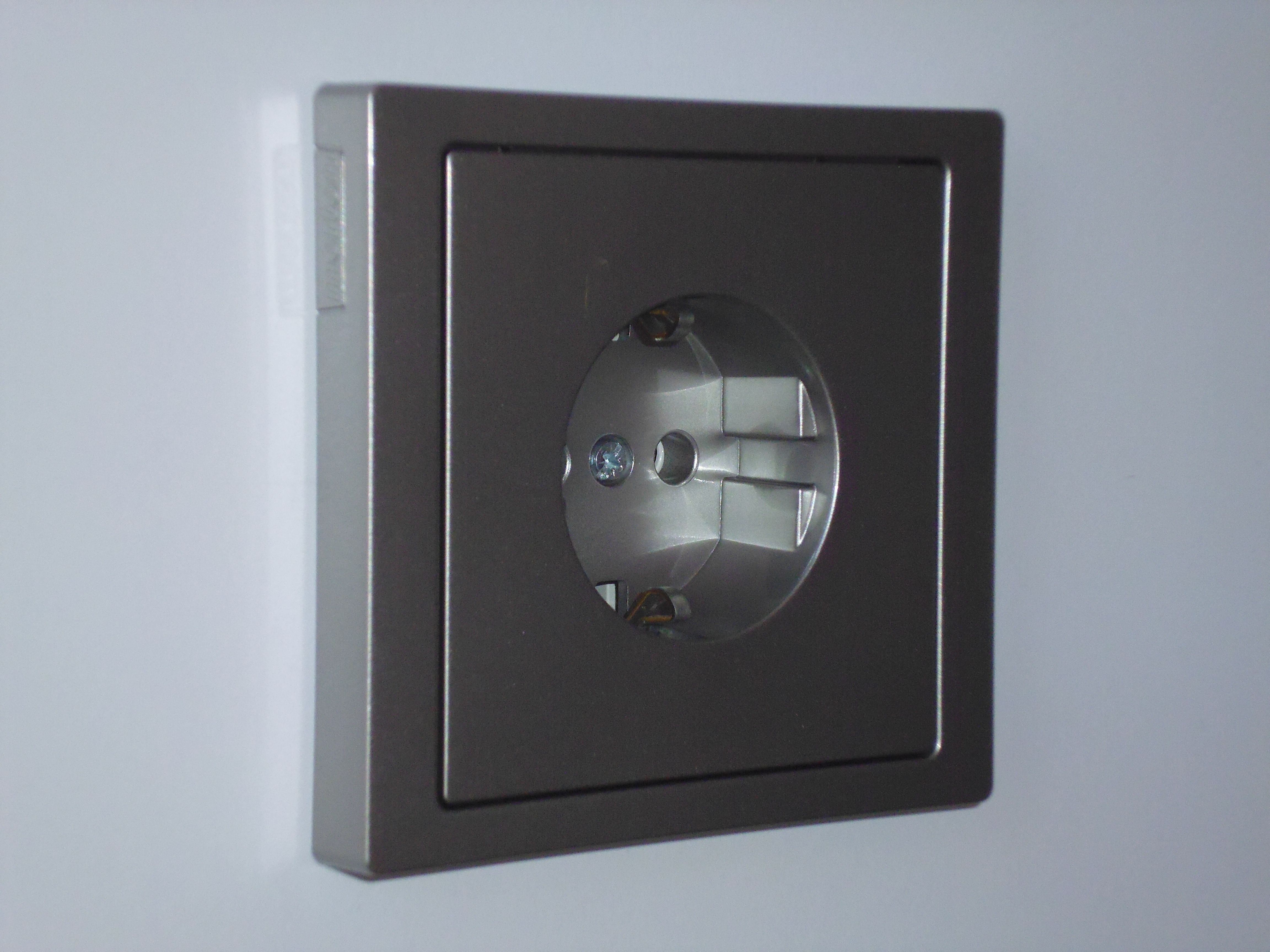 Merten MEG2301-6036 Schutzkontakt-Steckdose, Steckklemmen, System Design, Edelstahl