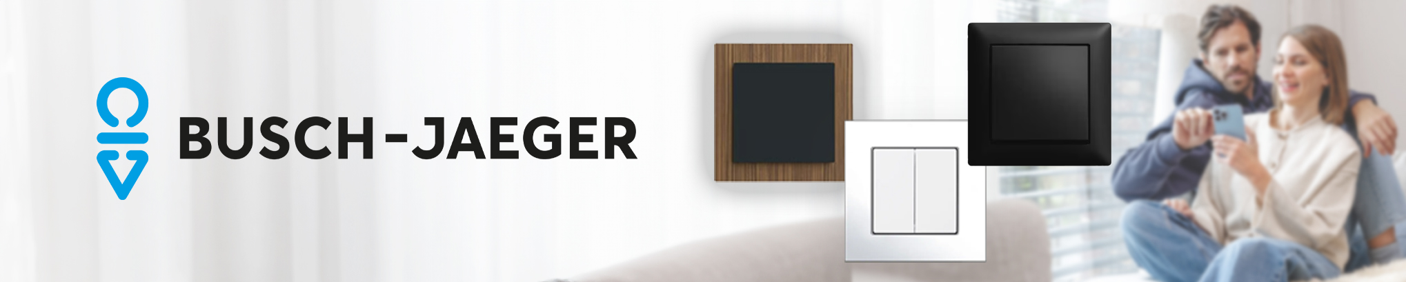 Werbebanner für den Busch-Jaeger Smart Switch. Links ist das Busch-Jaeger-Logo und mittig sind drei kabellose Schalter in Silber und Weiß abgebildet. Rechts im Hintergrund unscharf ein Paar auf dem Sofa.