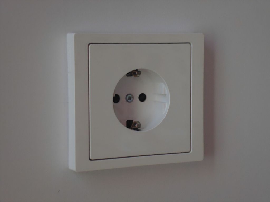 Merten MEG2301-6035 Schutzkontakt-Steckdose, Steckklemmen, System Design, Lotosweiß