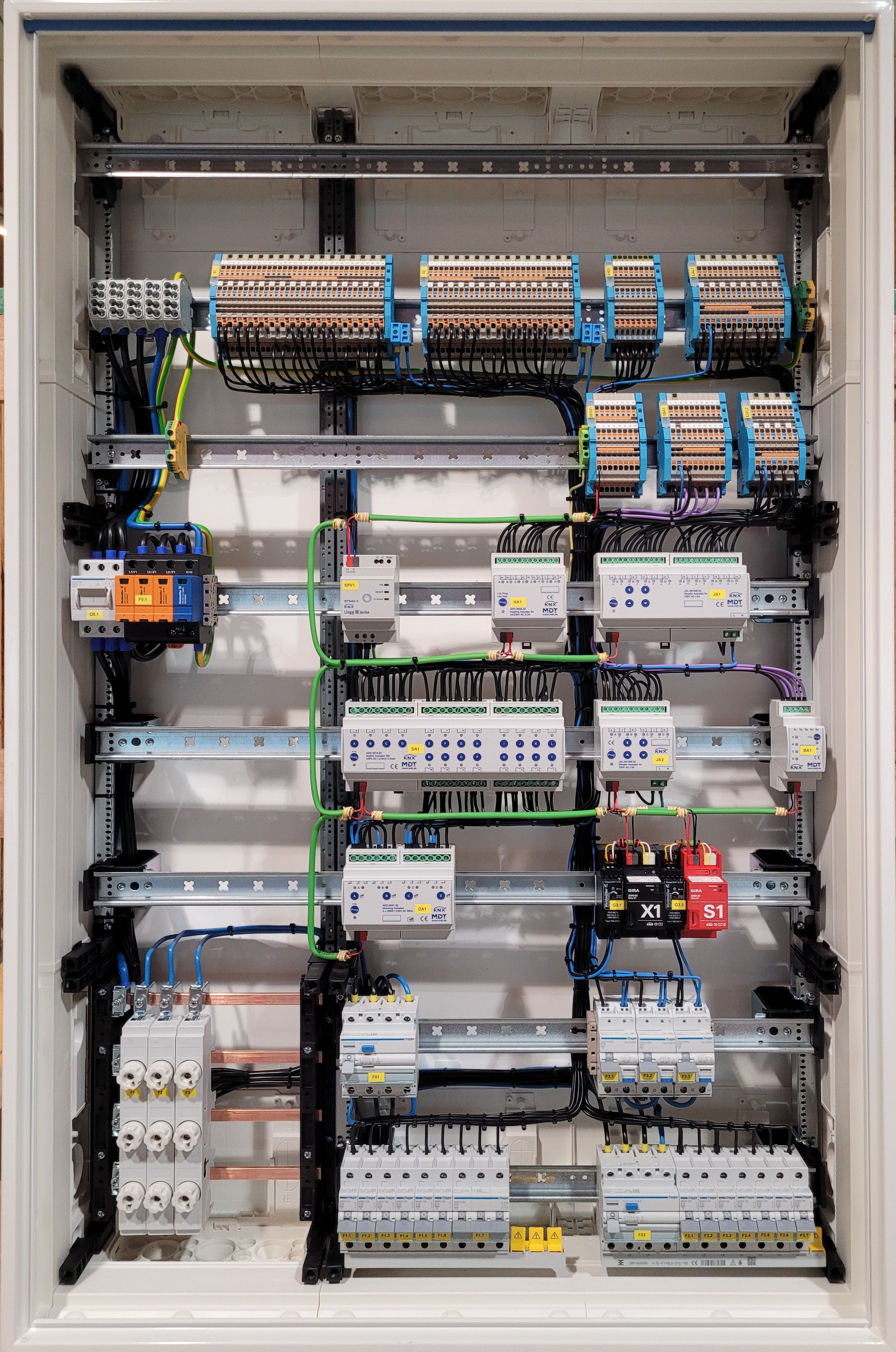 elektroland24 E24-KNX-1.1-SV Komplettschrank bestückt, KNX Standardverteiler, 1250x800x205mm, SK II, IP44