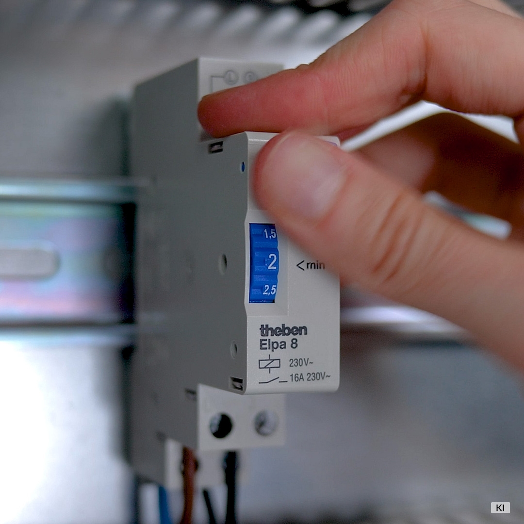 Theben 0080002 ELPA 8 Treppenlicht-Zeitschalter, elektromechanisch, TLZ, ohne Stand-By-Verbrauch, 3-Leiter, 4-Leiter, nachschaltbar nach 30 Sekunden, 300 W LED, Kippschalter für Dauerlicht