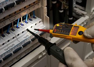 Fluke 4093109 T150 Spannungsprüfer 6-690V AC/DC