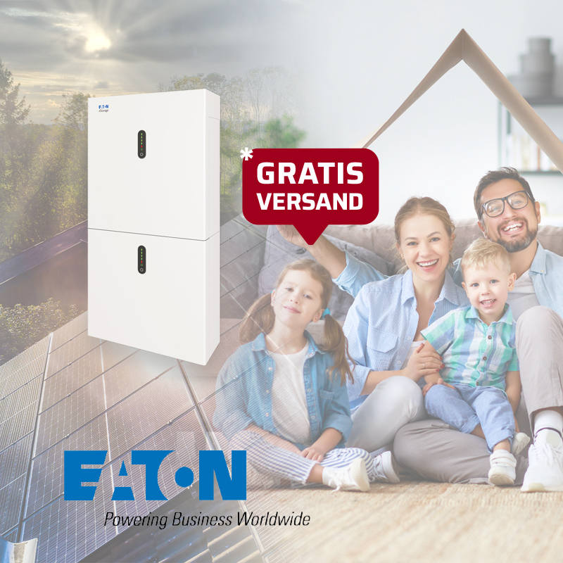 Ein PV-Dach und daneben eine Familie mit einem Pappdach