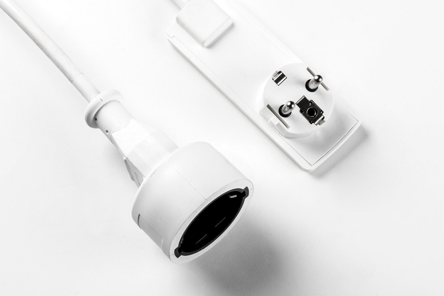 EVOline® Plug 151000155300 flacher Schutzkontakt-Stecker mit Kupplung, weiß