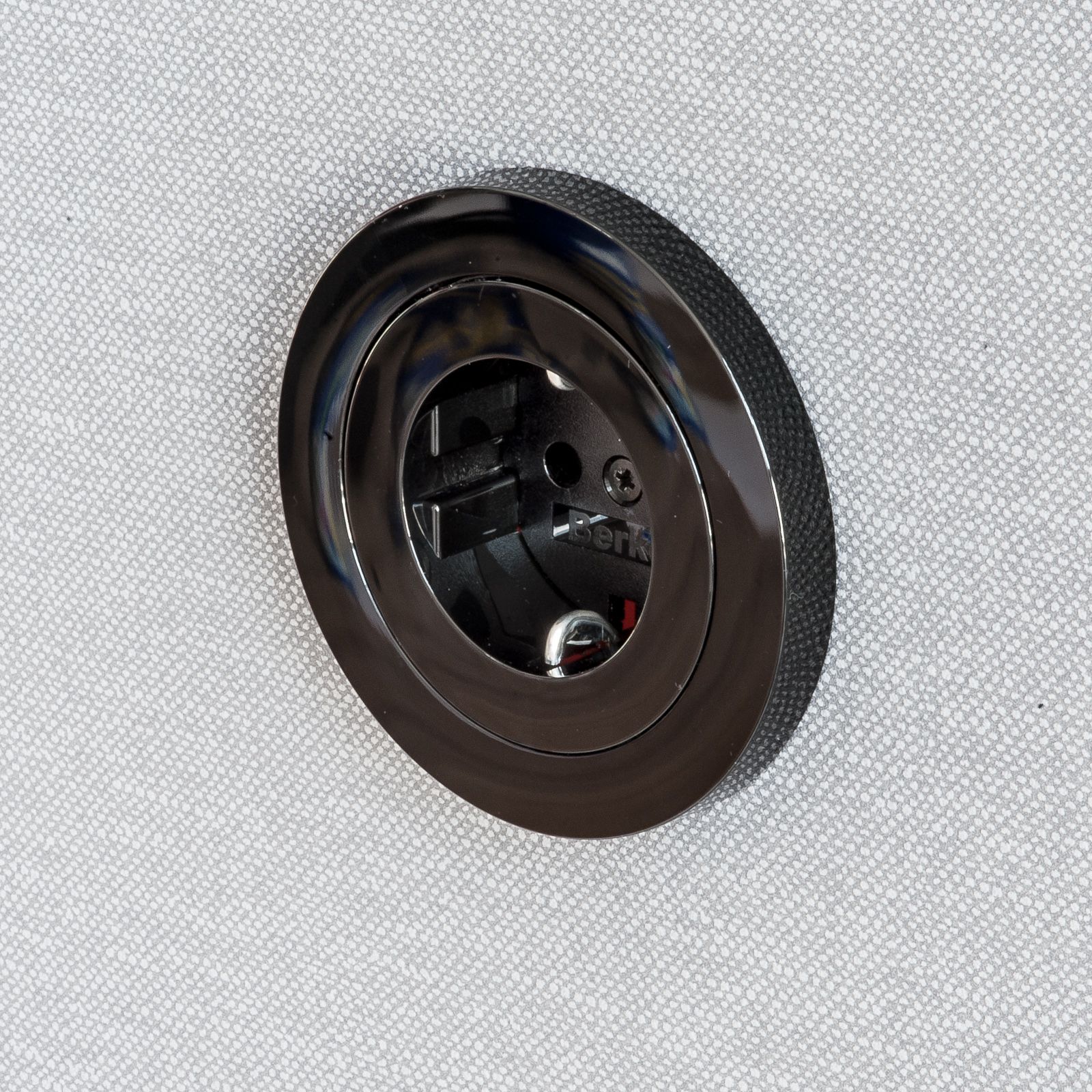 Berker 47452045 Schutzkontakt-Steckdose in 45°-Stufen variable Einbaulage, Serie R.Classic, schwarz glänzend