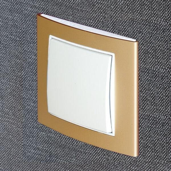 Muster Berker B.3 Aluminium gold/polarweiß matt Muster Berker B.3 Aluminium gold/polarweiß matt