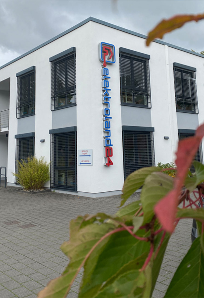 weißes Bürogebäude mit "elektroland24"-Schriftzug
