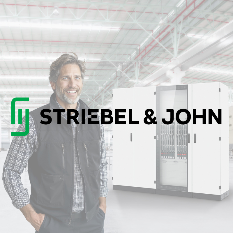 Ein lächelnder Fachmann vor einer hellen Industriehalle. Mittig das Logo von Striebel & John sowie eine große Standschrank-Verteileranlage.