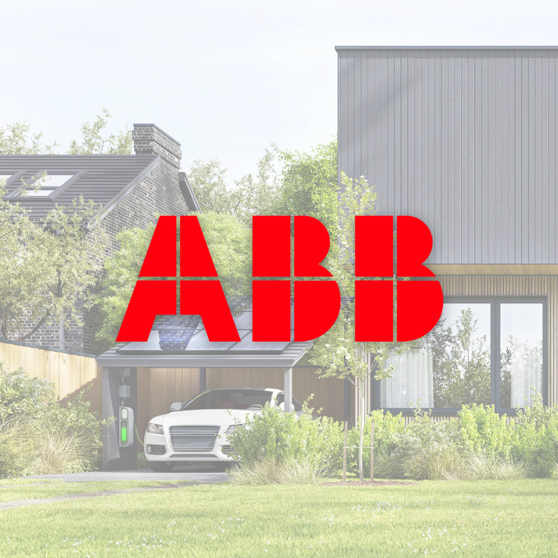 Ein modernes Einfamilienhaus mit Holzfassade, Photovoltaik-Carport und Elektroauto an einer Ladestation. Mittig im Bild ist das rote ABB-Logo platziert.