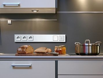 Gira 136626 Profil 8-fach senkrecht und waagerecht, Profil 55, aluminium