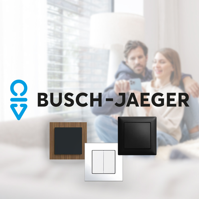 Werbebanner für den Busch-Jaeger Smart Switch. Links ist das Busch-Jaeger-Logo und mittig sind drei kabellose Schalter in Silber und Weiß abgebildet. Rechts im Hintergrund unscharf ein Paar auf dem Sofa.
