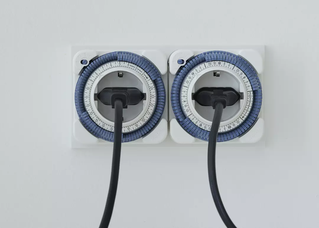 Theben 0260030 theben-timer 26 Analoge Zeitschaltuhr für den Innenbereich,1 Kanal, Steckdosen-Schaltuhr, Zeitprogrammstecker, bis zu 400 W LED Schaltleistung, Schaltzustandsanzeige