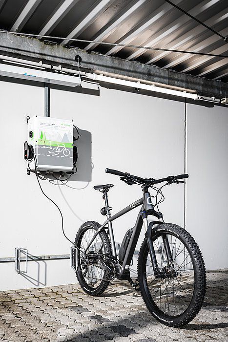 Spelsberg 58112201 E-Bike Ladestation mit 4 Ladepunkten, 2x Schutzkontakt-Steckdose, 1x Shimano, 1x Bosch