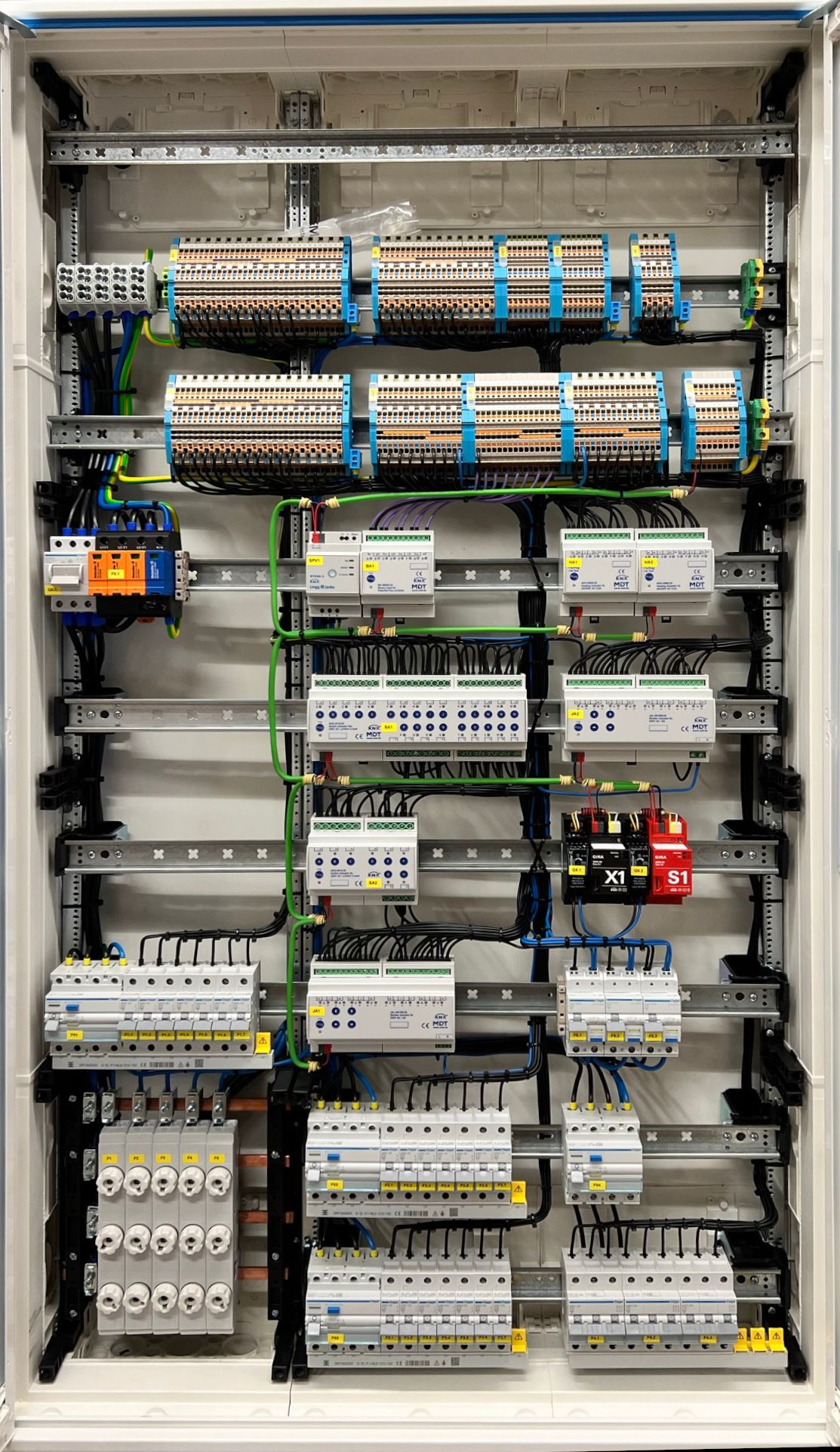 elektroland24 E24-KNX-2.1-SV Komplettschrank bestückt, KNX Standardverteiler, 1400x800x205mm, SK II, IP44