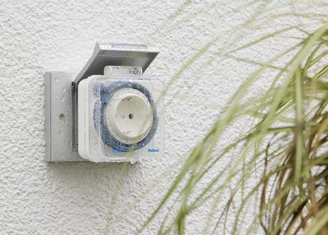 Theben 0260855 theben-timer 26 IP 44 Analoge Zeitschaltuhr für den Außenbereich, 1 Kanal, Steckdosen-Schaltuhr, Zeitprogrammstecker, Zeitschalter, bis zu 400 W LED, Outdoor, Schaltzustandsanzeige