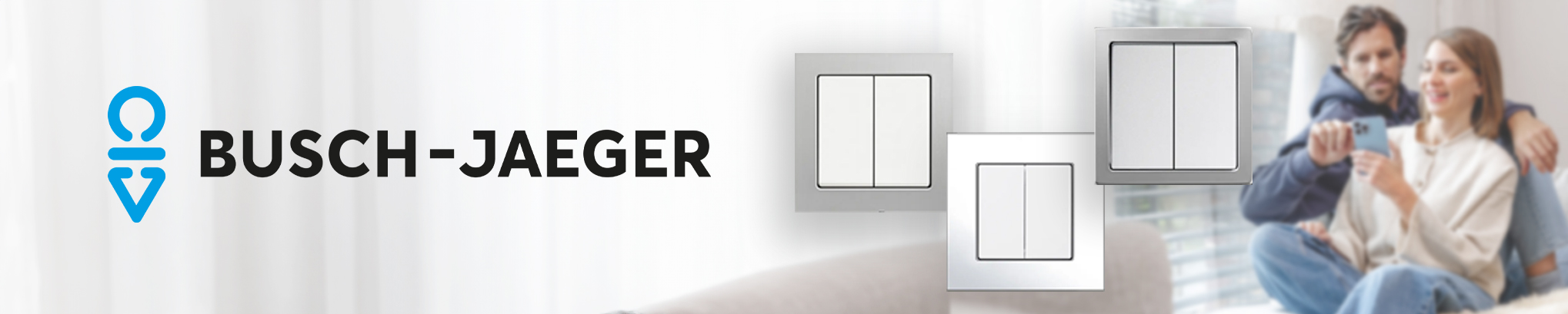Werbebanner für den Busch-Jaeger Smart Switch. Links ist das Busch-Jaeger-Logo und mittig sind drei kabellose Schalter in Silber und Weiß abgebildet. Rechts im Hintergrund unscharf ein Paar auf dem Sofa.