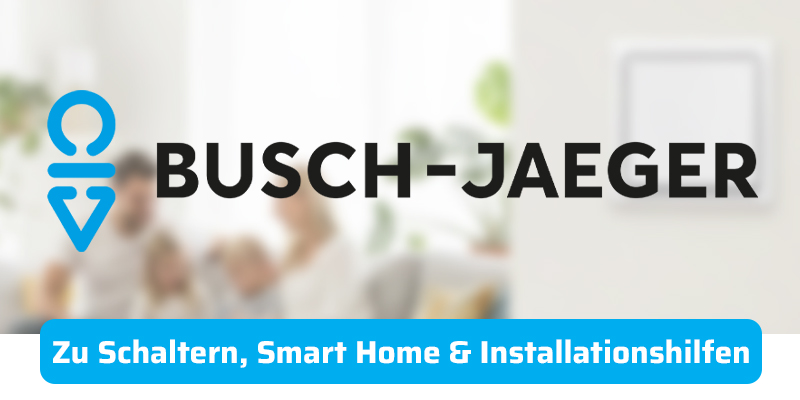 Logo von Busch-Jaeger vor einem weichgezeichneten Hintergrund einer Familie im Wohnzimmer. Ein blauer Button unten zeigt den Text: „Zu Schaltern, Smart Home & Installationshilfen“.