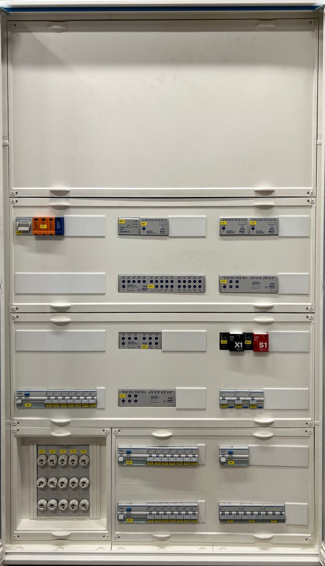 elektroland24 E24-KNX-2.1-SV Komplettschrank bestückt, KNX Standardverteiler, 1400x800x205mm, SK II, IP44