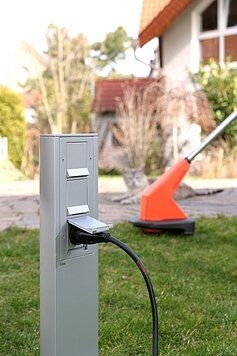 Gira 134126 E-Säule 3x Schutzkontakt-Steckdose mit erhöhtem Berührungsschutz (Safety Plus) 491 mm, Gira Energiesäule, Farbe alu