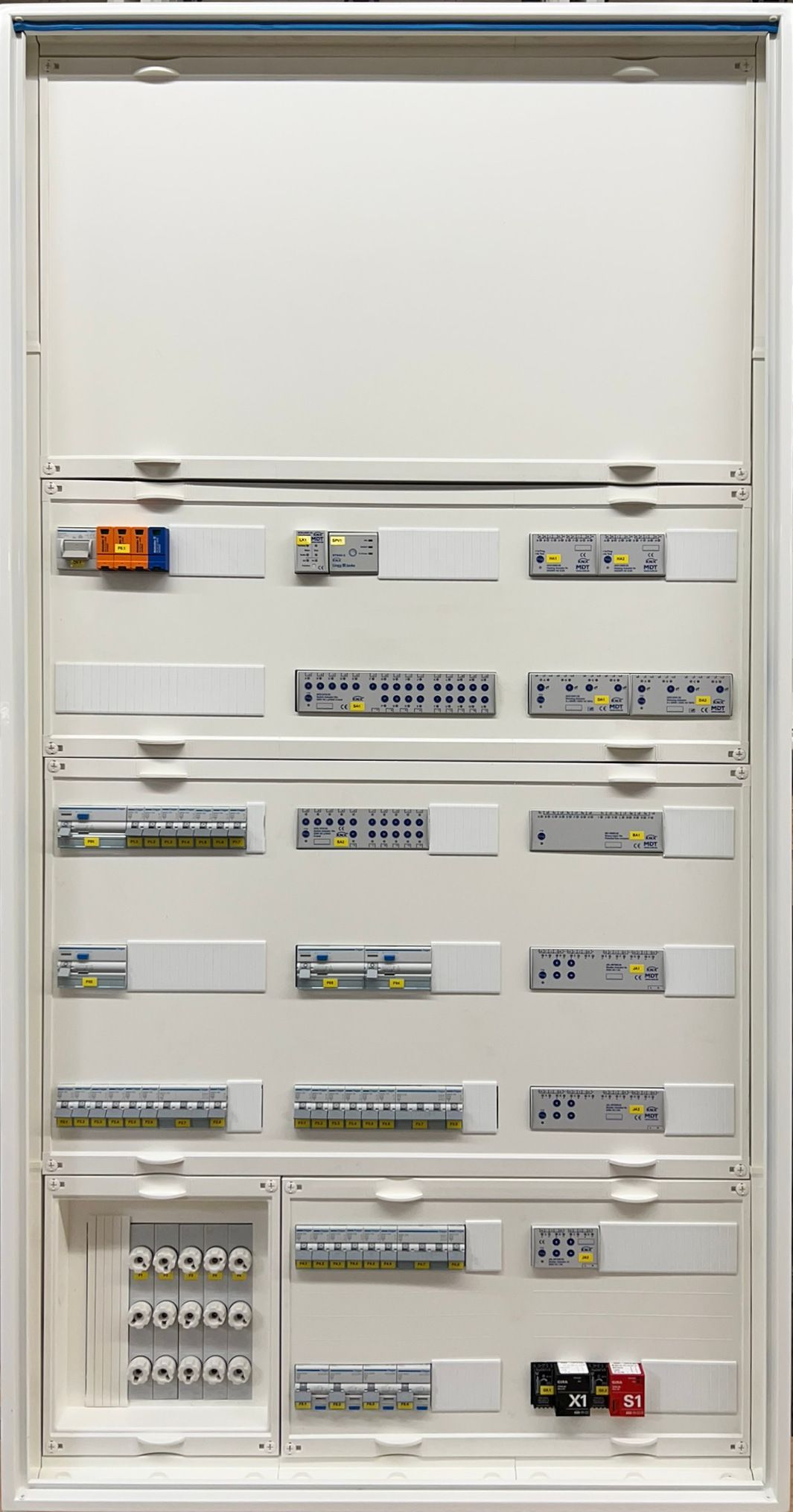elektroland24 E24-KNX-3.1-SV Komplettschrank bestückt, KNX Standardverteiler, 1550x800x205mm, SK II, IP44