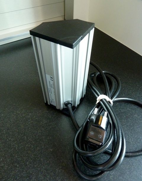 EVOline V-Dock senkrecht mit 3 Steckdosen für die Ecke/Küche