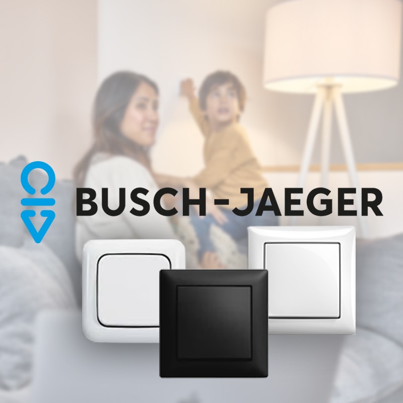 Busch-Jaeger Banner mit Logo, einer Mutter und einem Kind im Hintergrund. Im Vordergrund werden drei verschiedene Lichtschalter-Modelle in Weiß und Anthrazit präsentiert.