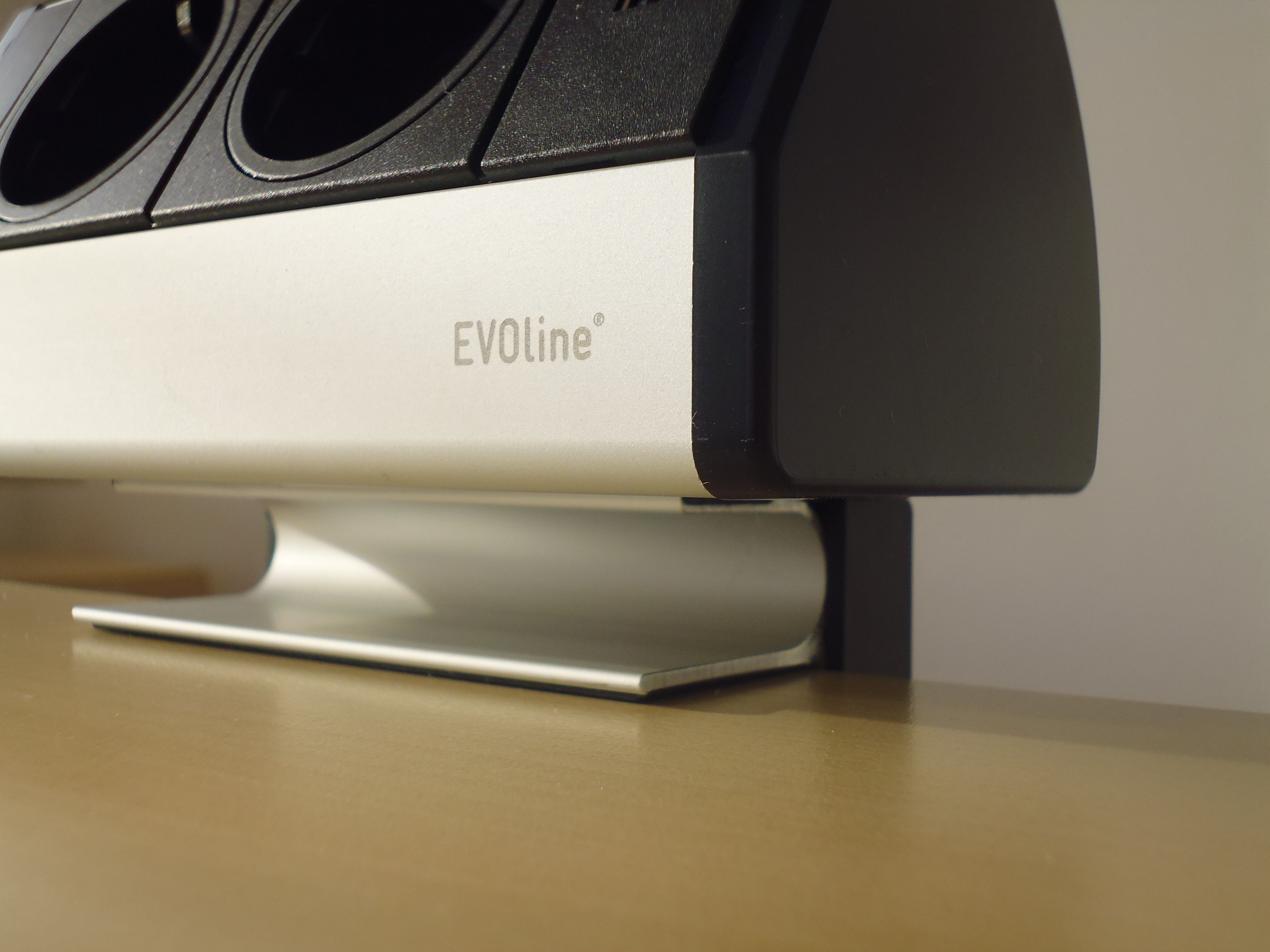 EVOline Dock mit 2 Steckdosen + USB, mit Quicklock-Befestigung