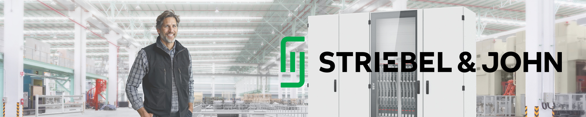 Ein lächelnder Fachmann vor einer hellen Industriehalle. Rechts daneben das Logo von Striebel & John sowie eine große Standschrank-Verteileranlage.