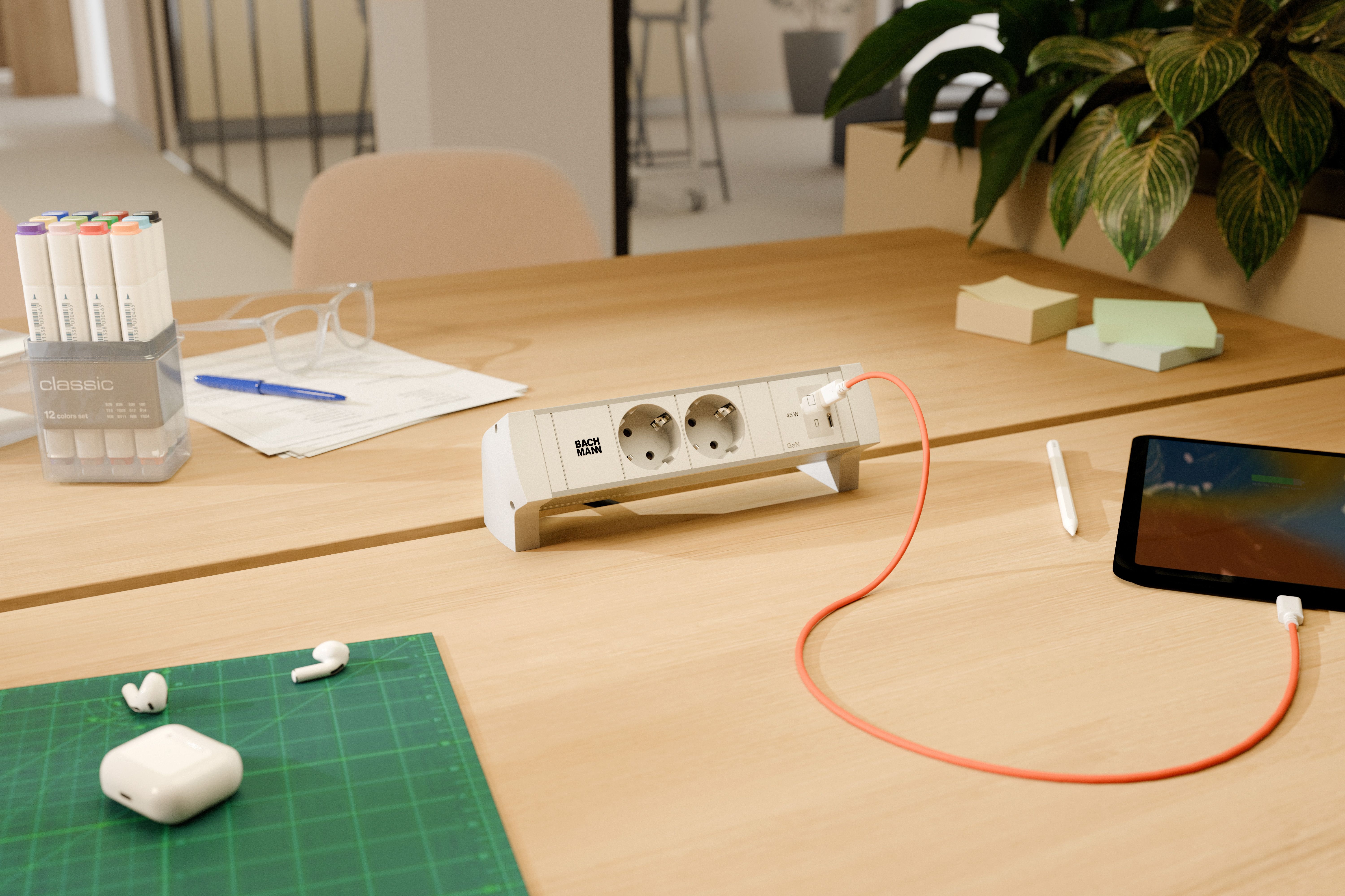Bachmann BM0028982 Steckdosenleiste DESK STYLE, 2x Schutzkontaktsteckdose, 1x USB C/C 45 W, 0,2m GST18, mit Haltewinkel, hellgrau/weiß