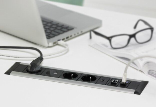 EVOline 159610001300 Frame Dock "Data Medium", Steckdosen für den Schreibtisch